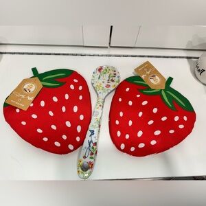 Dolly Parton New Salad tongs with wildflowers and strawberries, two pot holders
